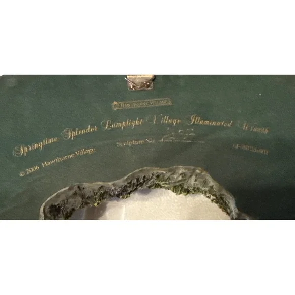 Hawthorne Village Springtime Splendor Illuminated Wreath - Picture 3 of 3